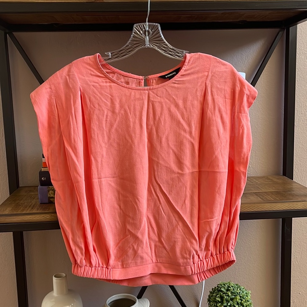 Express shoulder padded top, sleeveless salmon color.